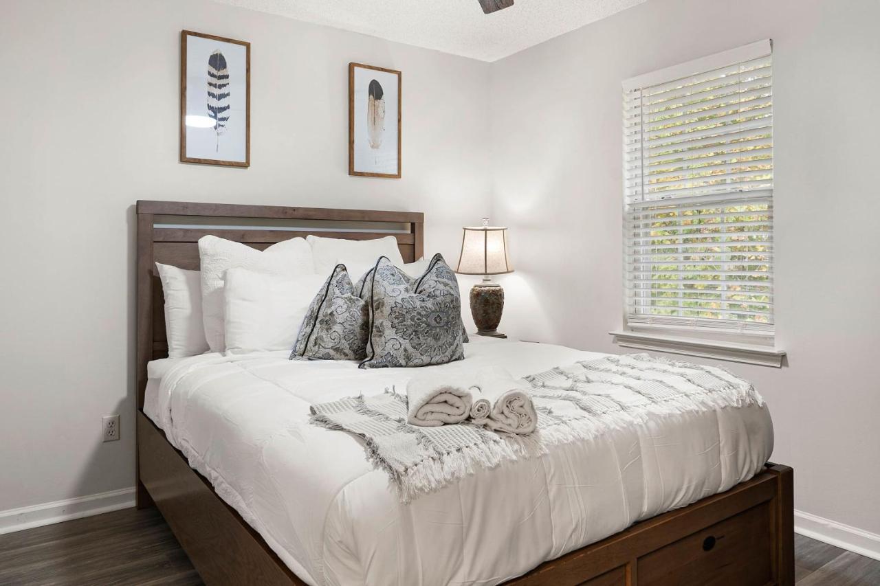Updated 3b 2 5b -king Bed- Jacuzzi Holiday home *